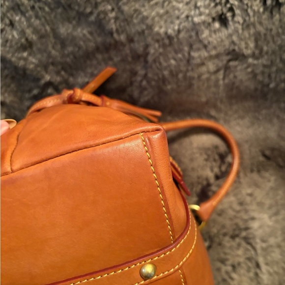 Elegant Tan Leather Handbag - Picture 8 of 13
